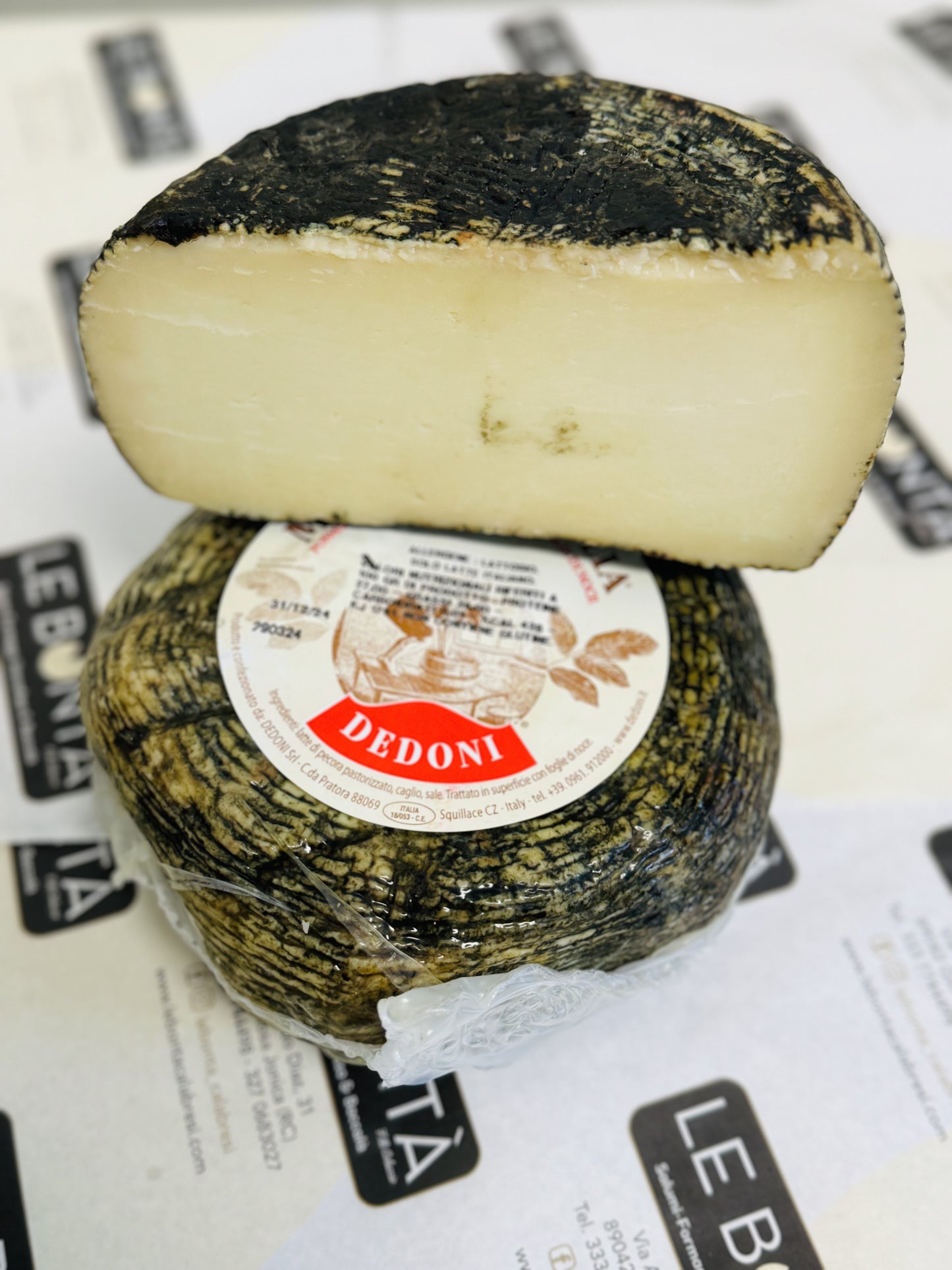 Formaggio pecorino con noci